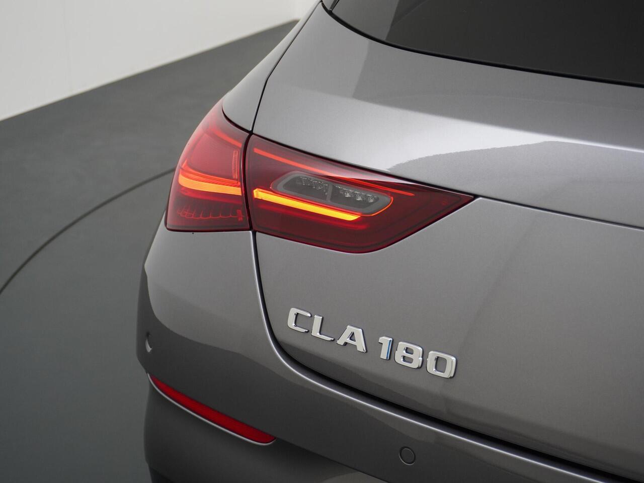 Mercedes-Benz Cla Shooting Brake 180 Business Solution AMG | Panorama - Schuifdak | Distronic Cruise Control | Memorystoelen | Head-Up Display | 360° Camera | Apple Carplay & Android Auto | Nightpakket