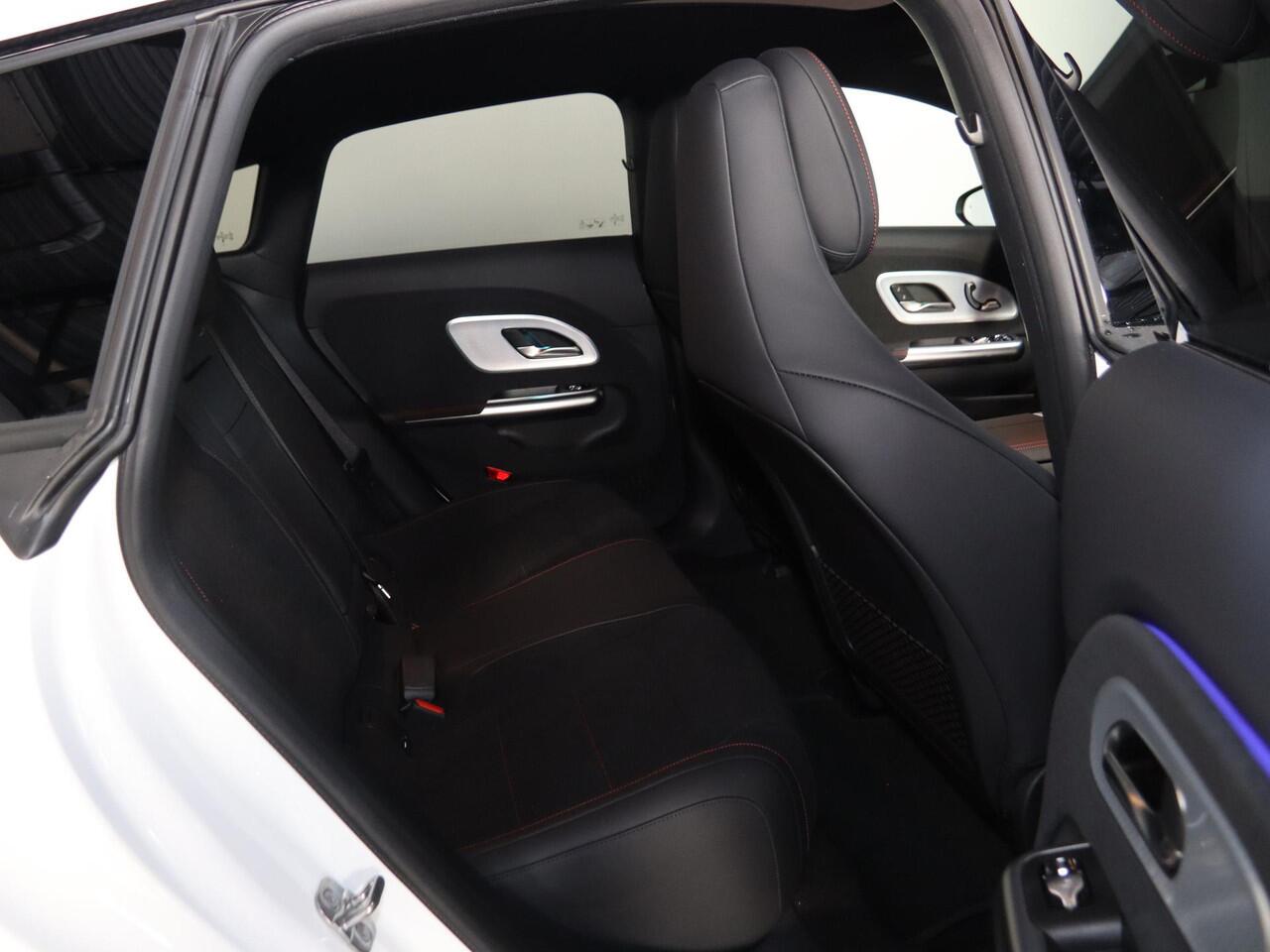Mercedes-Benz Cla Shooting Brake 250+ Business Solution AMG 85 kWh | Panoramadak | Premium Pakket | Superscreen | Trekhaak | 19" LM-Velgen |