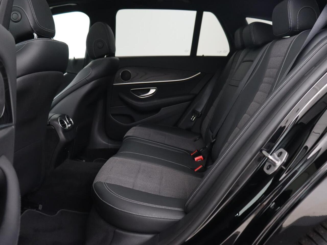 Mercedes-Benz E-KLASSE 300e Avantgarde | Panoramadak | Adaptive cruise | Stoelverwarming | Carplay | Camera | Sfeerverlichting | Navigatie | Widescreen | Half leder | PHEV | Plug In