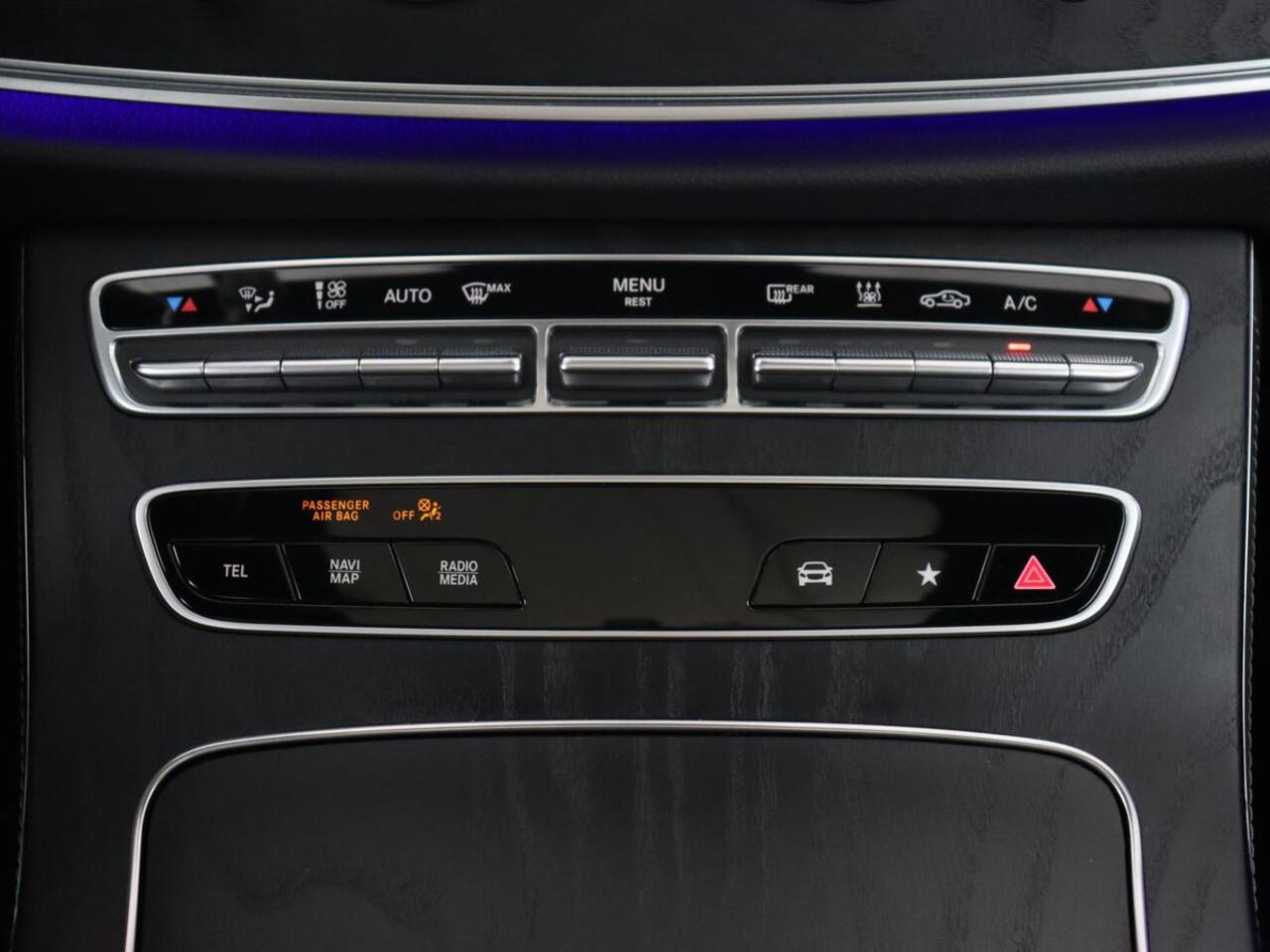 Mercedes-Benz E-KLASSE 300e Avantgarde | Panoramadak | Adaptive cruise | Stoelverwarming | Carplay | Camera | Sfeerverlichting | Navigatie | Widescreen | Half leder | PHEV | Plug In