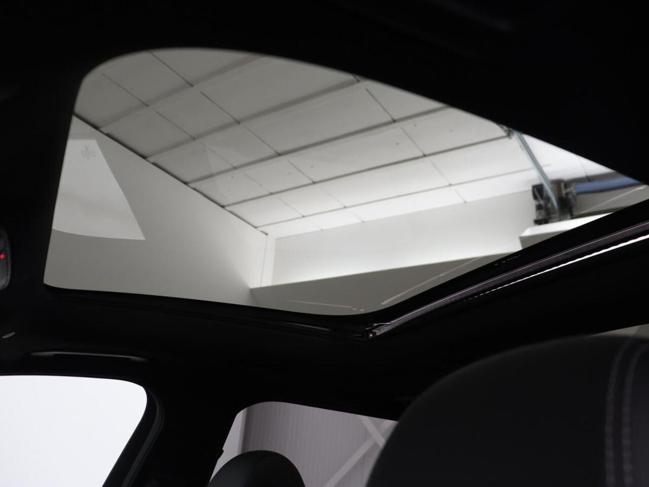 Mercedes-Benz E-KLASSE 300e Avantgarde | Panoramadak | Adaptive cruise | Stoelverwarming | Carplay | Camera | Sfeerverlichting | Navigatie | Widescreen | Half leder | PHEV | Plug In