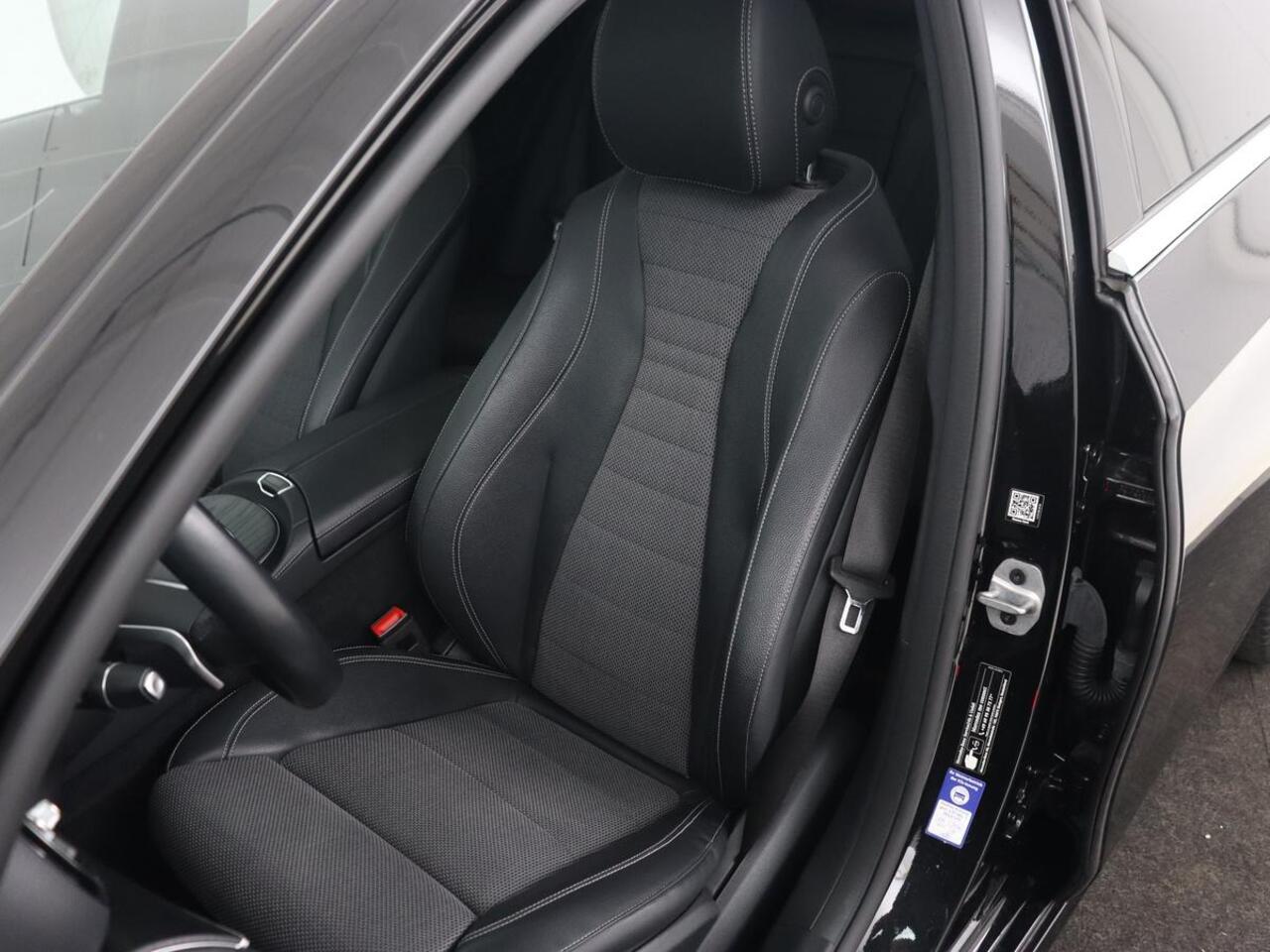 Mercedes-Benz E-KLASSE 300e Avantgarde | Panoramadak | Adaptive cruise | Stoelverwarming | Carplay | Camera | Sfeerverlichting | Navigatie | Widescreen | Half leder | PHEV | Plug In