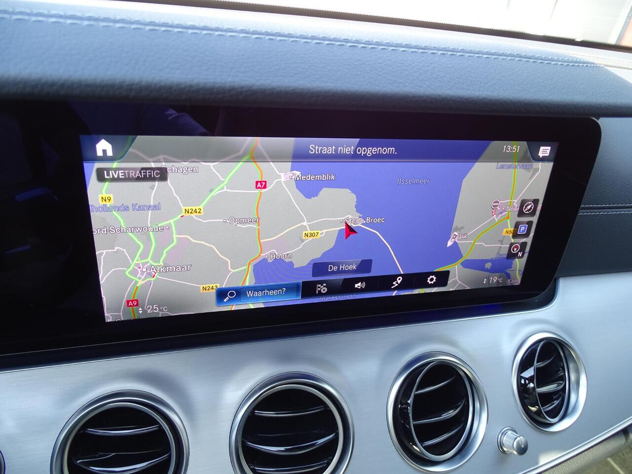 Mercedes-Benz E-KLASSE 300 e 4MATIC AMG Line AUTOMAAT| SPORT INTERIEUR| NAVIGATIE| 360-CAMERA| DODE-HOEK| MULTIMEDIA| AIRCO/ECC| ADAPTIVE CRUISECONTROLL| XENON/LED| TREKHAAK| SFEER VERLICHTING|