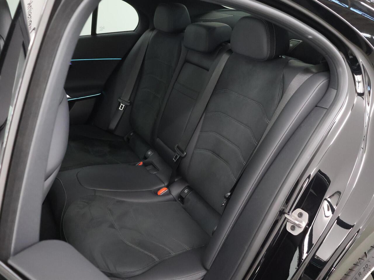 Mercedes-Benz E-KLASSE 300 e AMG Line | Panoramadak | Premium pakket | Burmester 4D | Stuurverwarming | Night pakket |