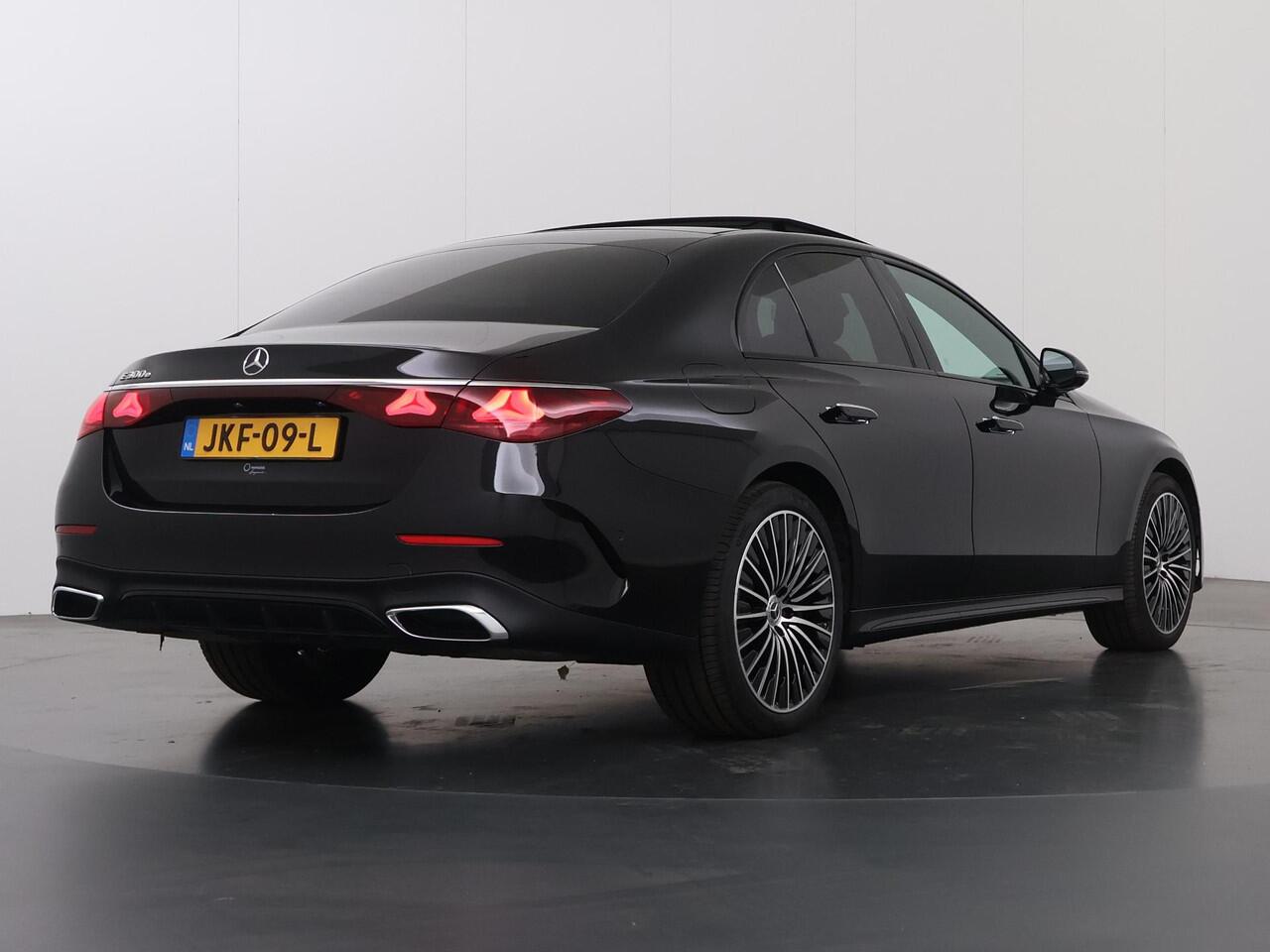 Mercedes-Benz E-KLASSE 300 e AMG Line | Panoramadak | Premium pakket | Burmester 4D | Stuurverwarming | Night pakket |