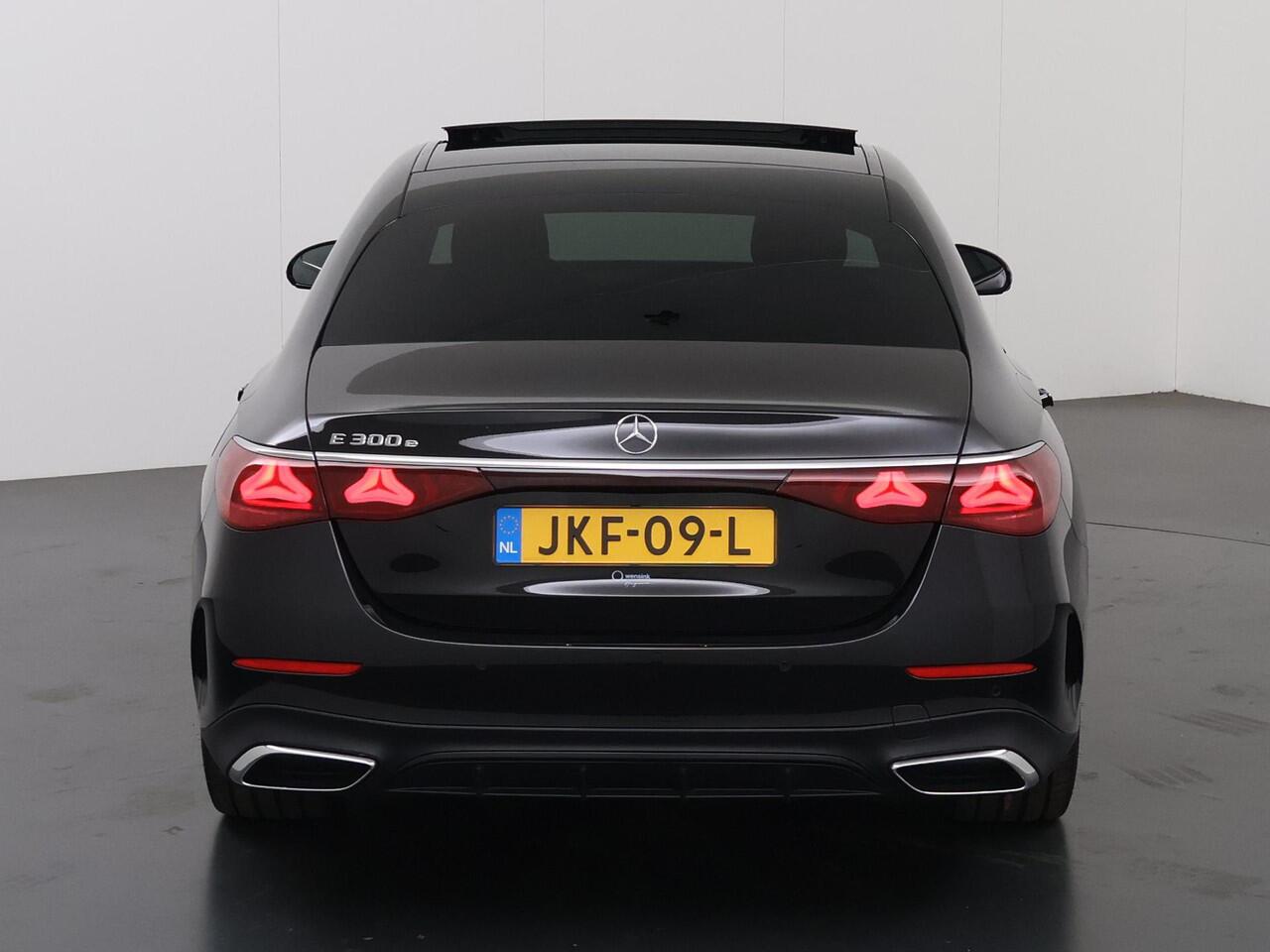 Mercedes-Benz E-KLASSE 300 e AMG Line | Panoramadak | Premium pakket | Burmester 4D | Stuurverwarming | Night pakket |