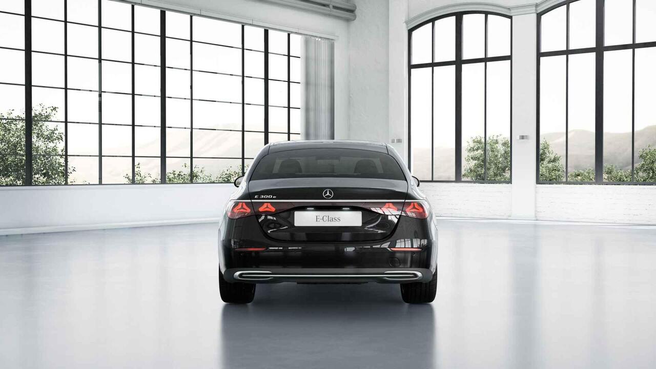 Mercedes-Benz E-KLASSE 300e Luxury Line | Panoramaschuifdak | Stoelventilatie | Head-up display | Burmester | MBUX Superscreen | Rijassistentiepakket |