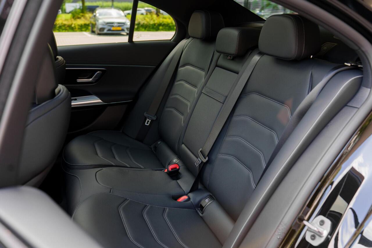 Mercedes-Benz E-KLASSE 300e Sport Edition | Panoramaschuifdak | Premium Plus | Rijassistentiepakket Plus | Night | Head-up display | Burmester