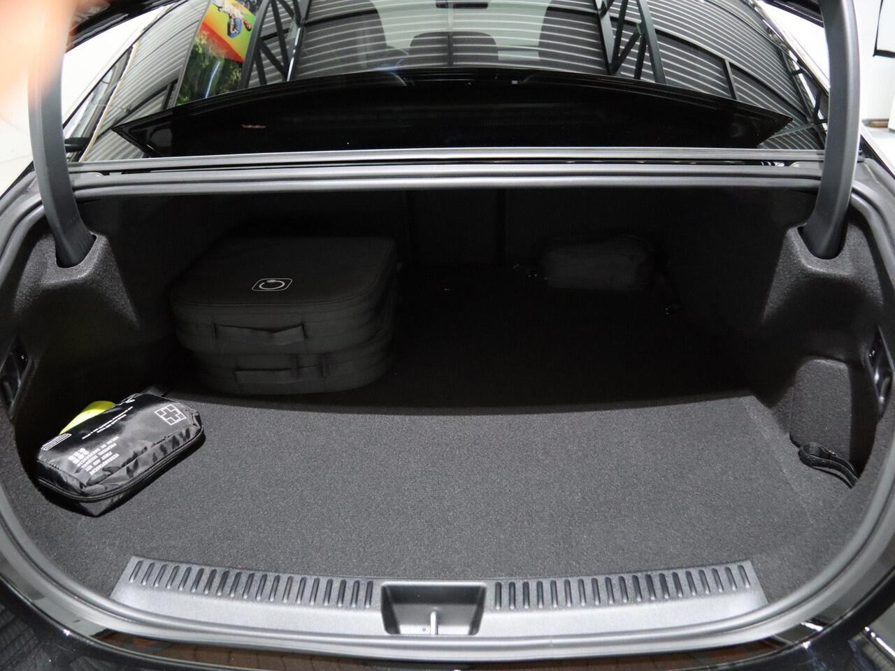 Mercedes-Benz E-KLASSE 300e Sport Edition | Panoramaschuifdak | Premium plus | Superscreen | Nightpakket | Burmester | Stoelventilatie | Rijassistentiepakket Plus | Head-up display | DISTRONIC |