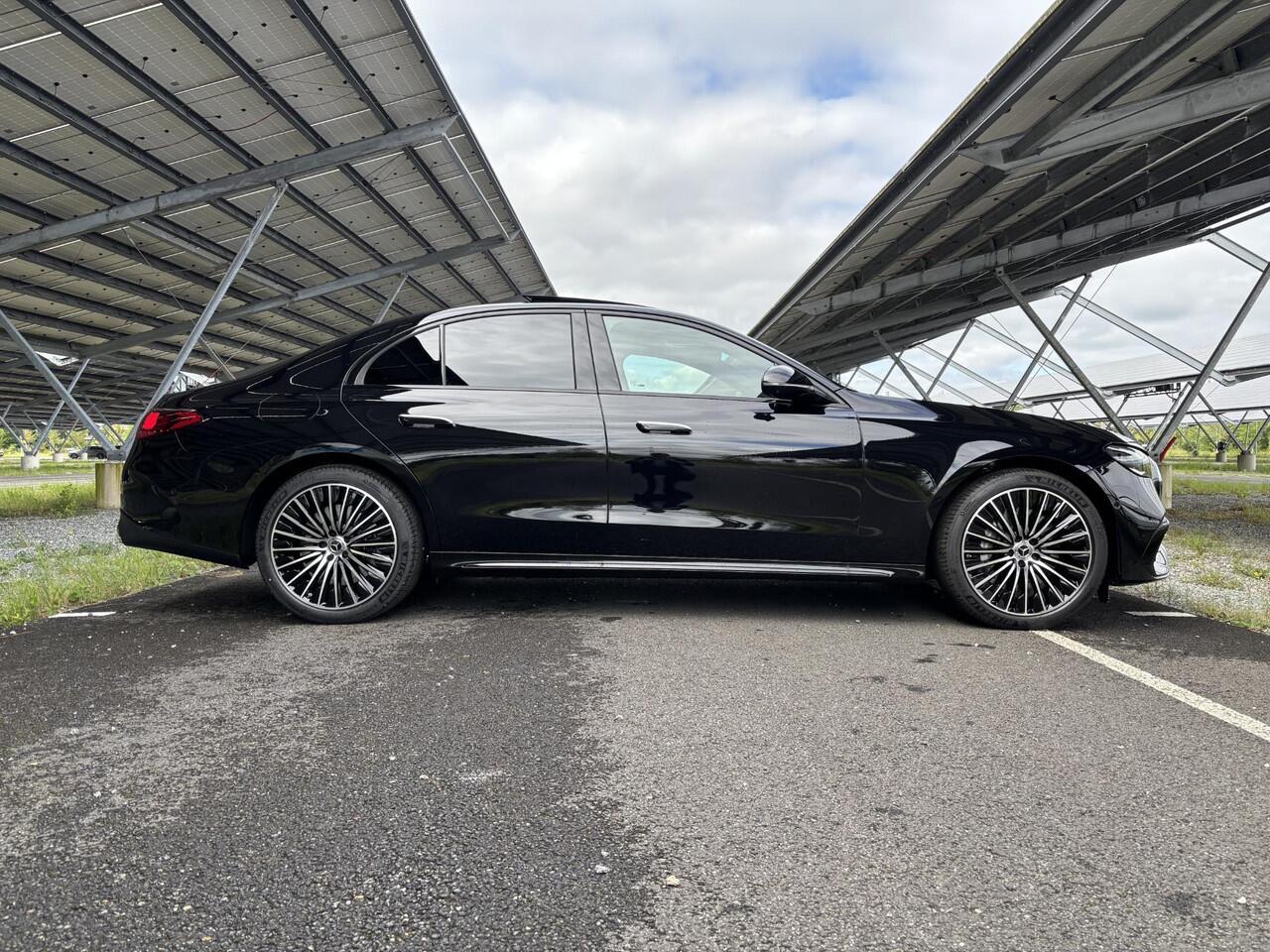 Mercedes-Benz E-KLASSE 300 e Sport Edition | Night | Burmester | Rijassistentiepakket | Superscreen | Stoelverwarming/ventilatie | Sfeerverlichting | 360 camera |