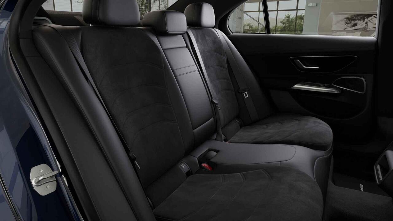 Mercedes-Benz E-KLASSE 300 e Sport Edition | AMG Line | Premium Pakket | Night Pakket | Winter Pakket | Panoramadak | Trekhaak | MBUX Superscreen | Burmester 4D Surround | 360° Camera | Augmented Reality voor Navigatie | DISTRONIC Afstandsassistent | Dodehoekassistent | Verkeer