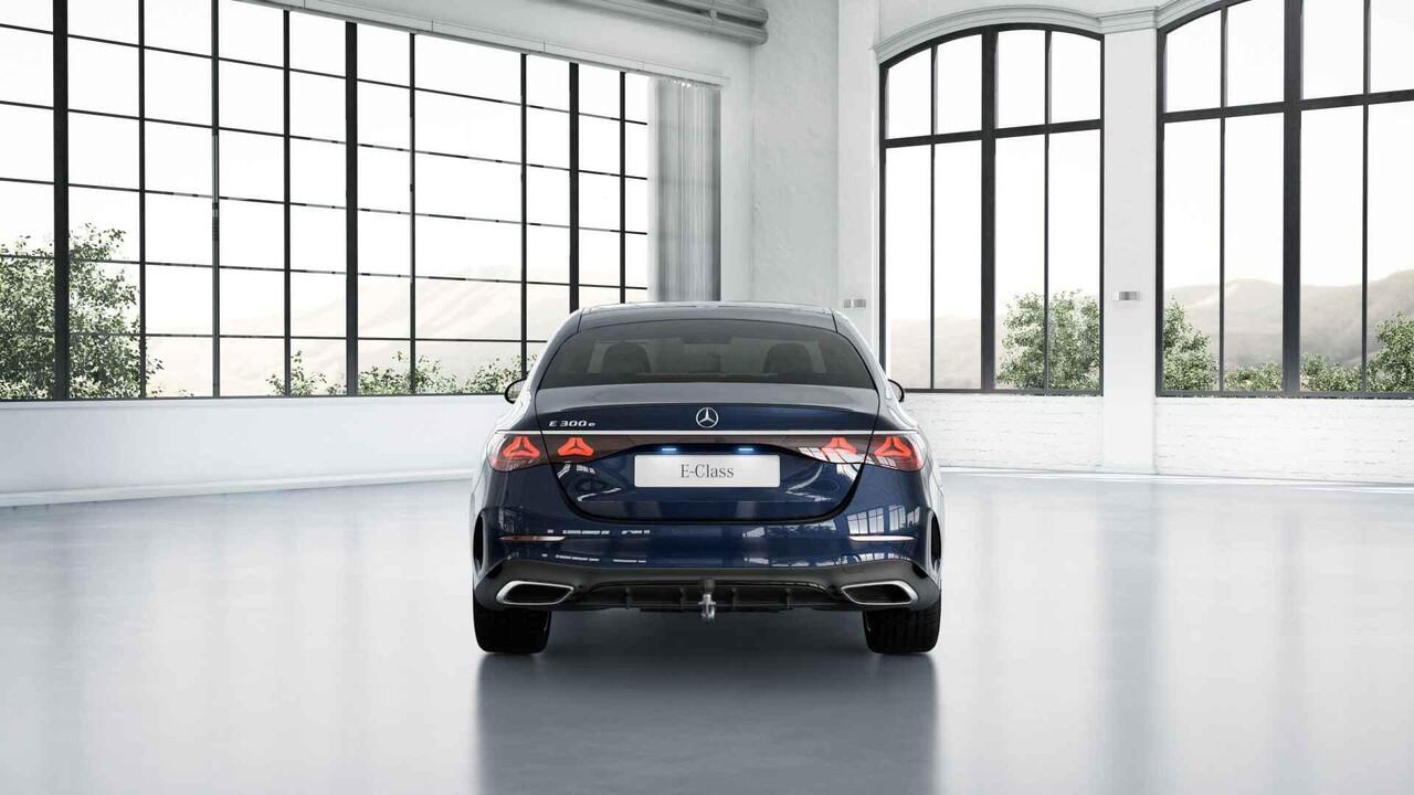 Mercedes-Benz E-KLASSE 300 e Sport Edition | AMG Line | Premium Pakket | Night Pakket | Winter Pakket | Panoramadak | Trekhaak | MBUX Superscreen | Burmester 4D Surround | 360° Camera | Augmented Reality voor Navigatie | DISTRONIC Afstandsassistent | Dodehoekassistent | Verkeer