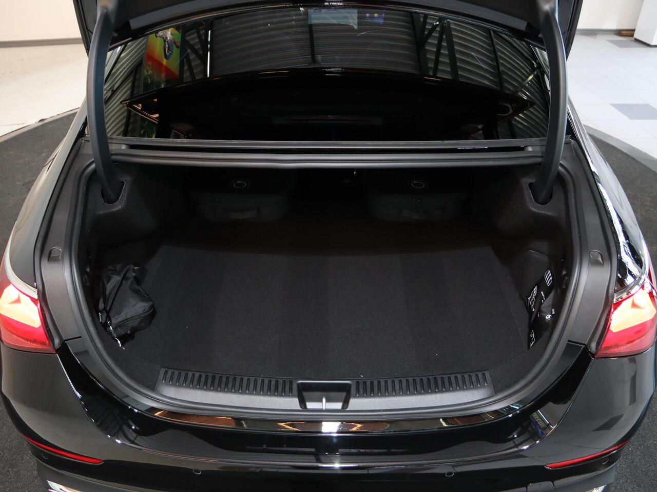 Mercedes-Benz E-KLASSE 300e Sport Edition | Panoramadak | Premium Plus | Superscreen | Nightpakket | Burmester | Stoelverwarming/Ventilatie | Rijassistentiepakket Plus | HUD | Distronic |