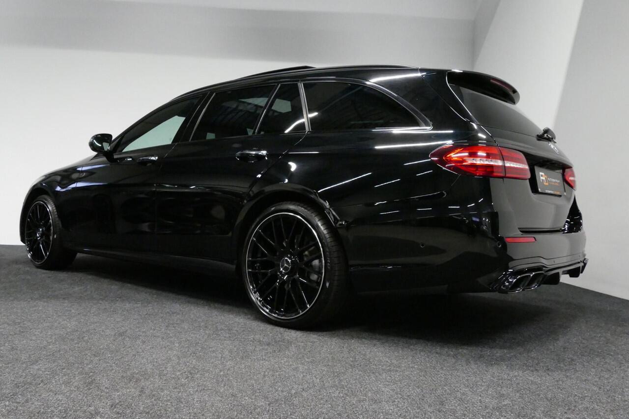 Mercedes-Benz E-estate 300 e AMG Line / E63 AMG Grill / E63 AMG Diffuser / Panoramadak / Burmester Sound System / Sfeerverlichting / Luchtvering (achteras) / LED High Performance / 20'' LMV / Night pakket / Apple Carplay - Andriod auto / Stoelverwarming / Trekhaak (zwenkbaar) /