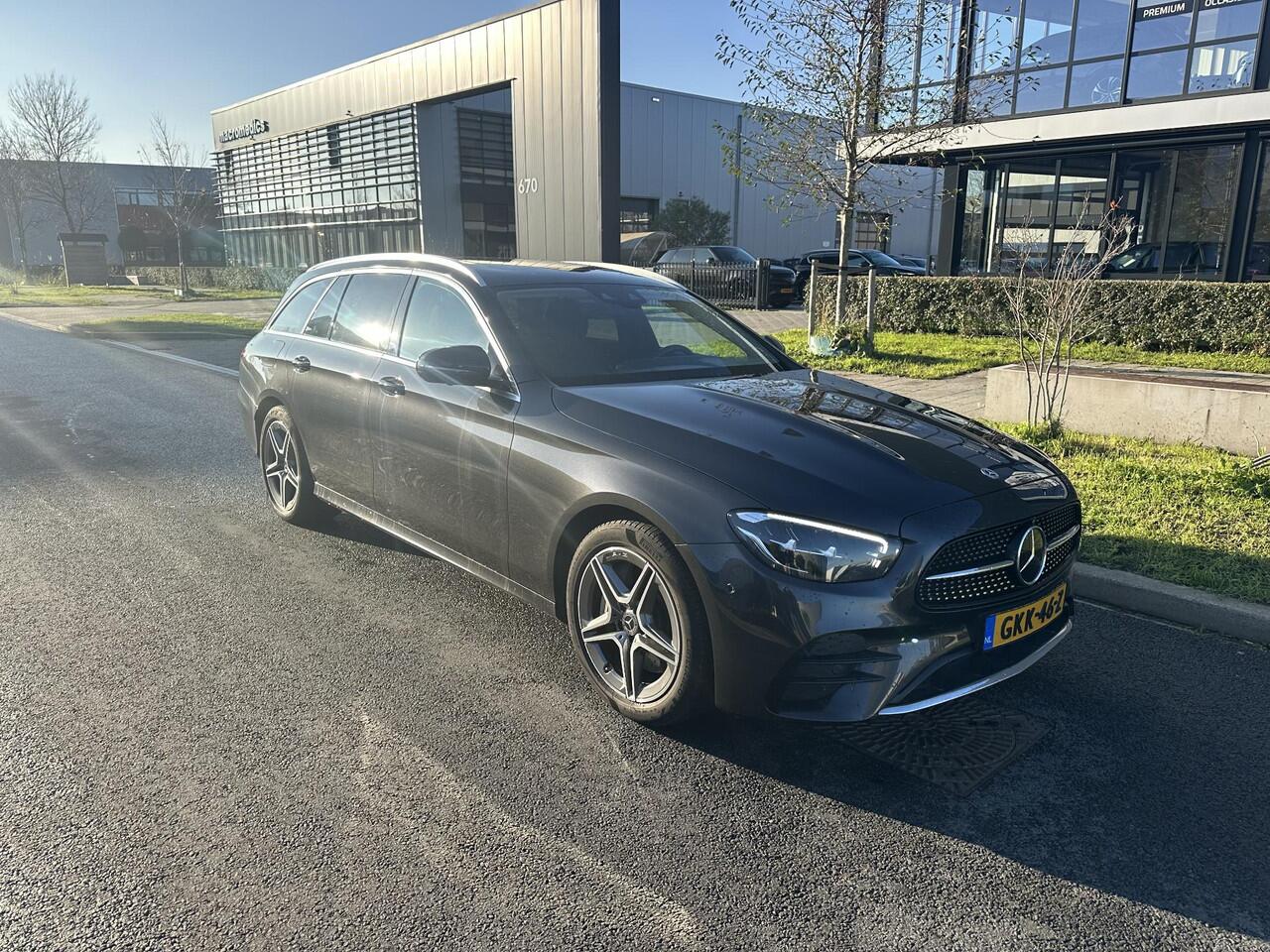 Mercedes-Benz E-estate 300 e AMG Line Leder, Schuifdak, 360 camera, Widescreen, ambilight