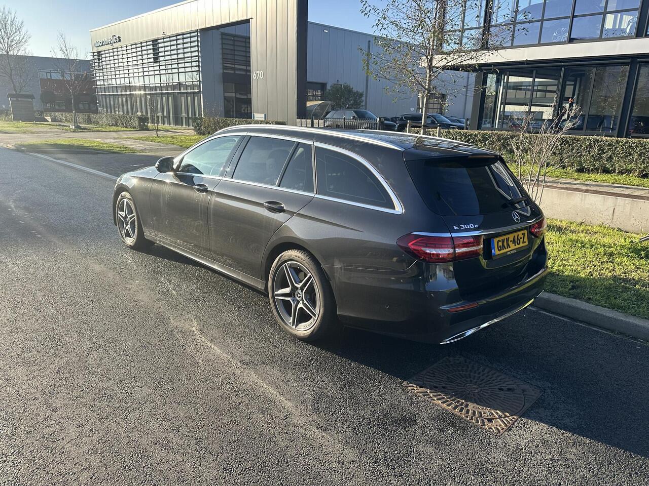 Mercedes-Benz E-estate 300 e AMG Line Leder, Schuifdak, 360 camera, Widescreen, ambilight