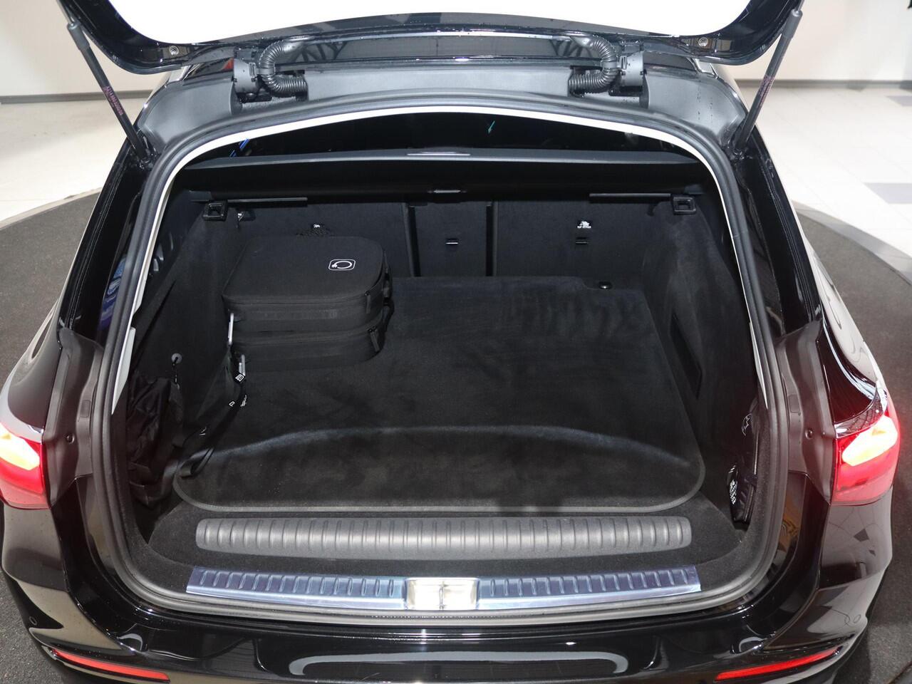 Mercedes-Benz E-estate 300e Luxury Line | Trekhaak | Keyless | Getint glas | Winter pakket | Zonne rollo | 19" lichtmetalen velgen | Achterbank verwarming |