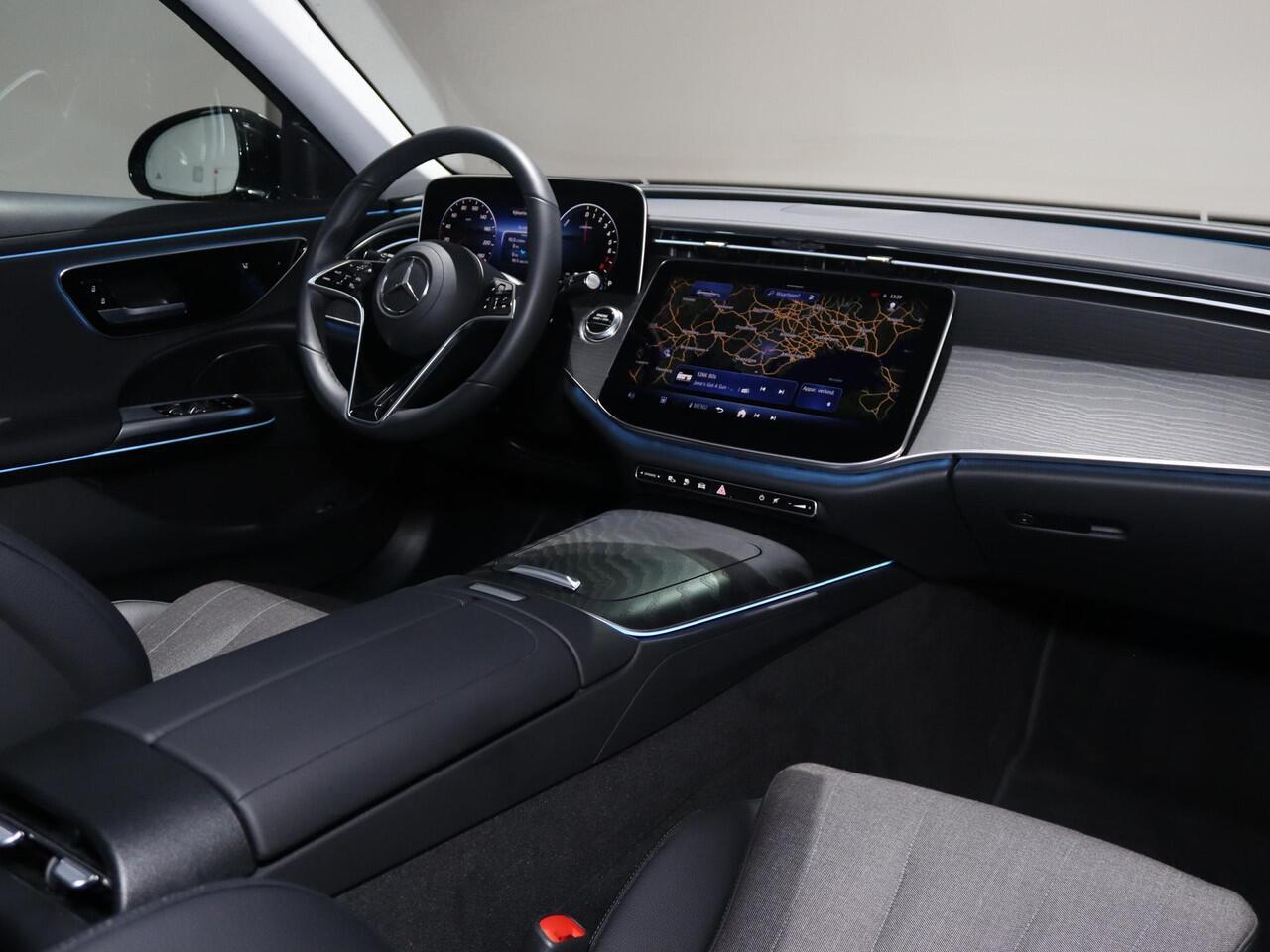 Mercedes-Benz E-estate 300e Luxury Line | Trekhaak | Keyless | Getint glas | Winter pakket | Zonne rollo | 19" lichtmetalen velgen | Achterbank verwarming |