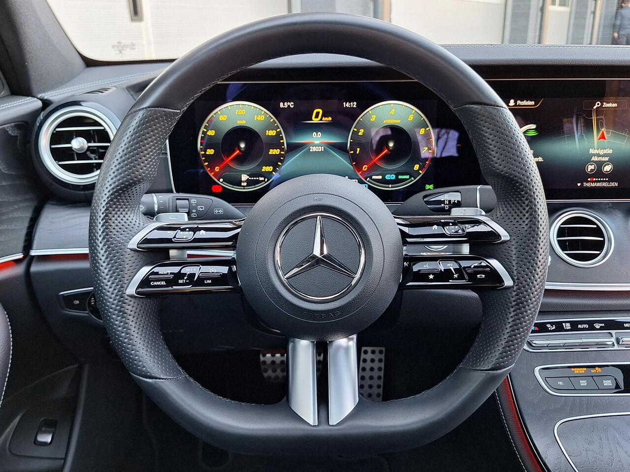 Mercedes-Benz E-estate 200 | Panoramadak | 360° Camera | AMG | Trekhaak | Night pakket | Stoelverwarming | Elektrische achterklep