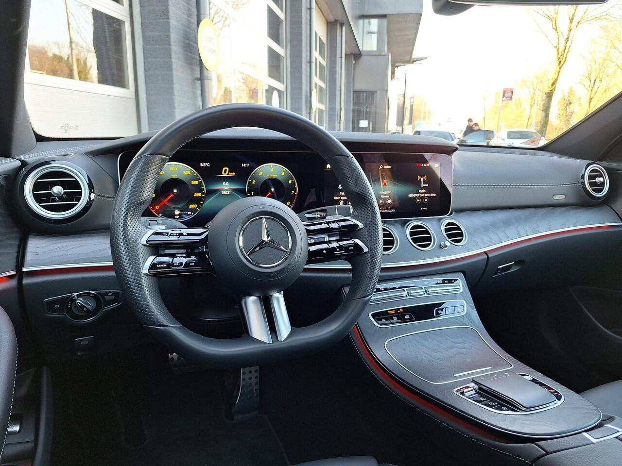 Mercedes-Benz E-estate 200 | Panoramadak | 360° Camera | AMG | Trekhaak | Night pakket | Stoelverwarming | Elektrische achterklep