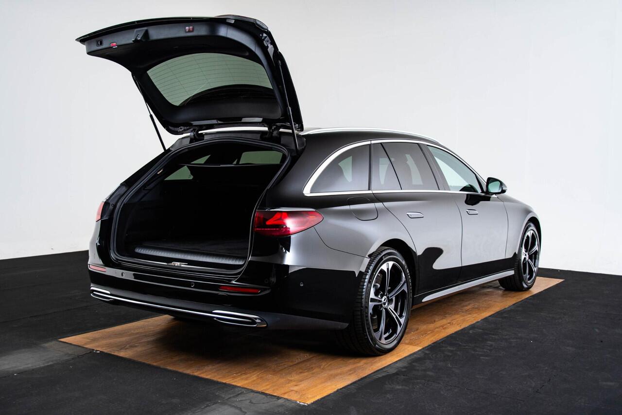 Mercedes-Benz E-estate 300 e Luxury Line Trekhaak - Airmatic - Warmtewerend donkergetint glas - Zwarte hemel - Sierelementen in openporig bruin esdoorn