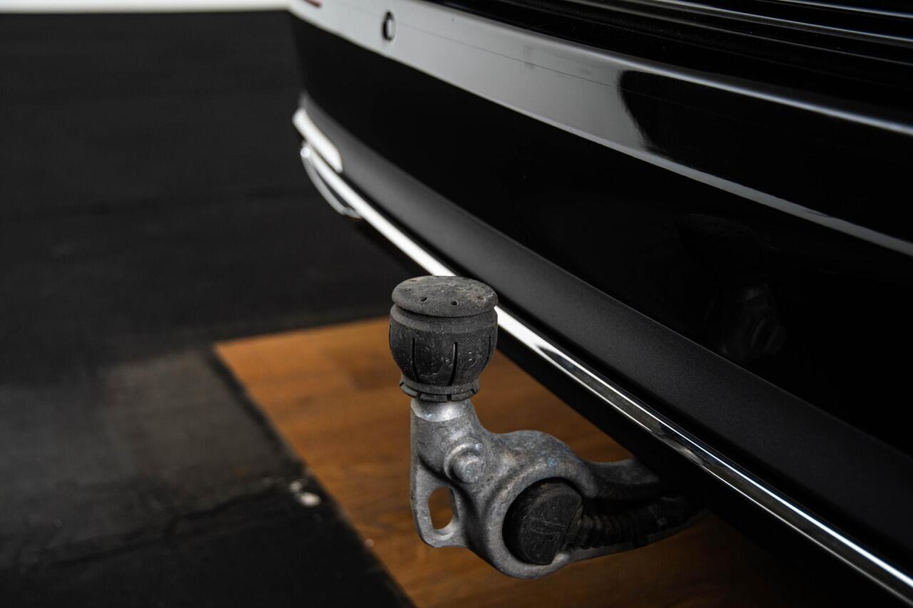 Mercedes-Benz E-estate 300 e Luxury Line Trekhaak - Airmatic - Warmtewerend donkergetint glas - Zwarte hemel - Sierelementen in openporig bruin esdoorn