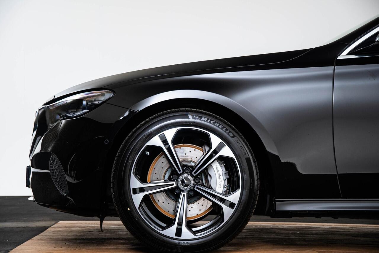 Mercedes-Benz E-estate 300 e Luxury Line Trekhaak - Airmatic - Warmtewerend donkergetint glas - Zwarte hemel - Sierelementen in openporig bruin esdoorn