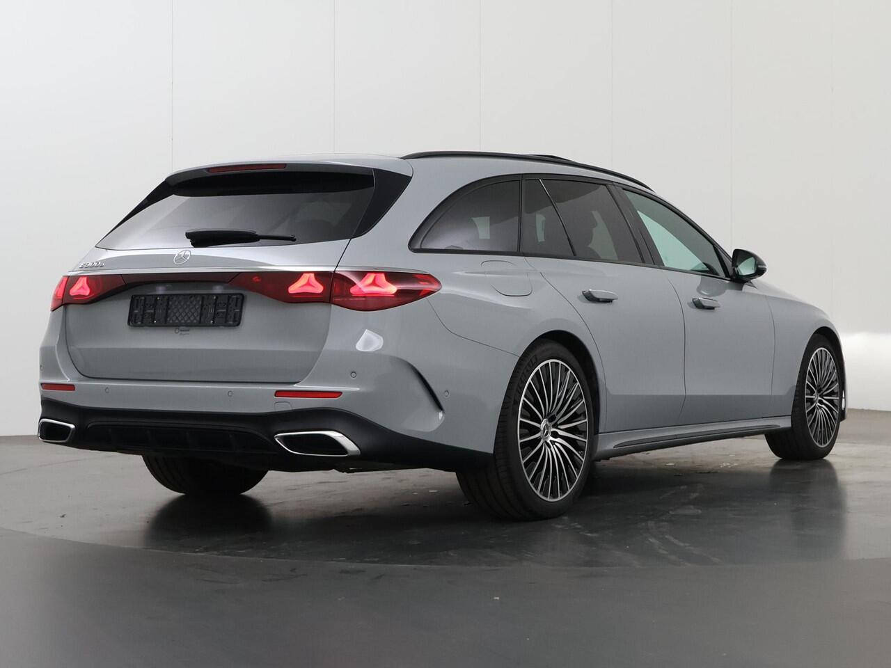 Mercedes-Benz E-estate 300 e AMG Line | Night | Panoramadak | Burmester | 20" lichtmetalen velgen | Digital Light | Sfeerverlichting |