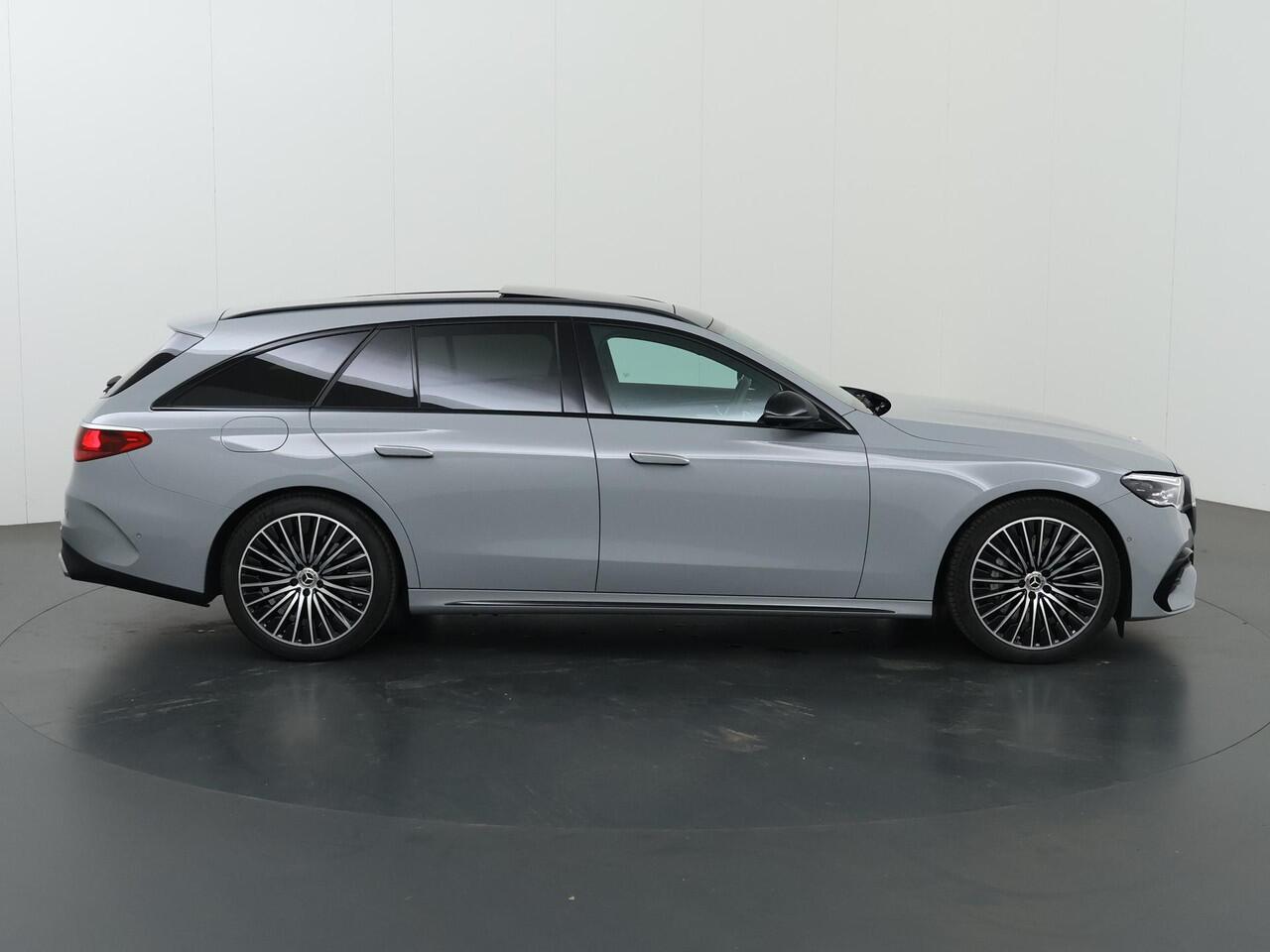 Mercedes-Benz E-estate 300 e AMG Line | Night | Panoramadak | Burmester | 20" lichtmetalen velgen | Digital Light | Sfeerverlichting |