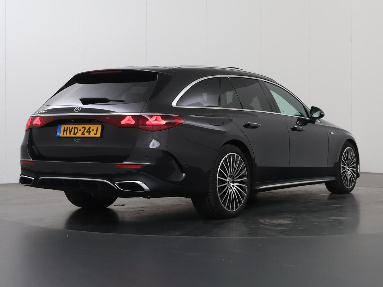 Mercedes-Benz E-estate 300 e Sport Edition | Hyperscreen | AMG | Panoramadak | Digital light | 20" lichtmetalen velgen |