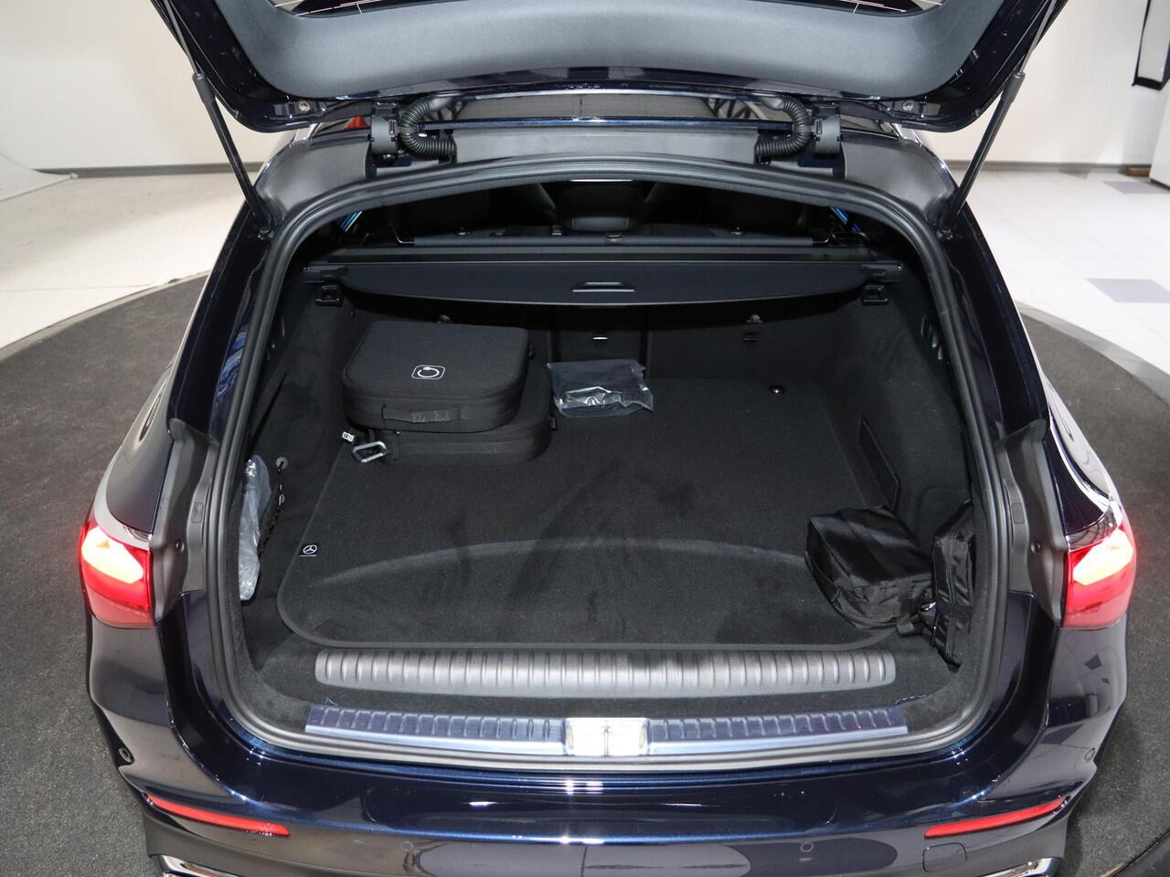 Mercedes-Benz E-estate 300e Sport Edition | Panoramaschuifdak | Trekhaak | 360° camera | DIGITAL Light | Superscreen | 20" AMG velgen | Stoelverwarming voor |