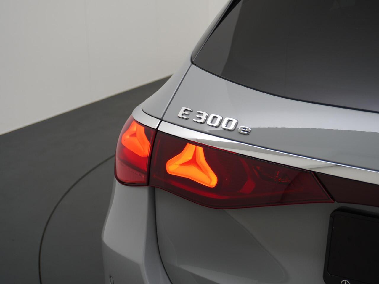 Mercedes-Benz E-estate 300 e Sport Edition | Luchtvering | Superscreen | Massagestoelen Voorin | Distronic Cruise Control | Panorama - Schuifdak | Trekhaak Wegklapbaar | Burmester 4D Surround Sound