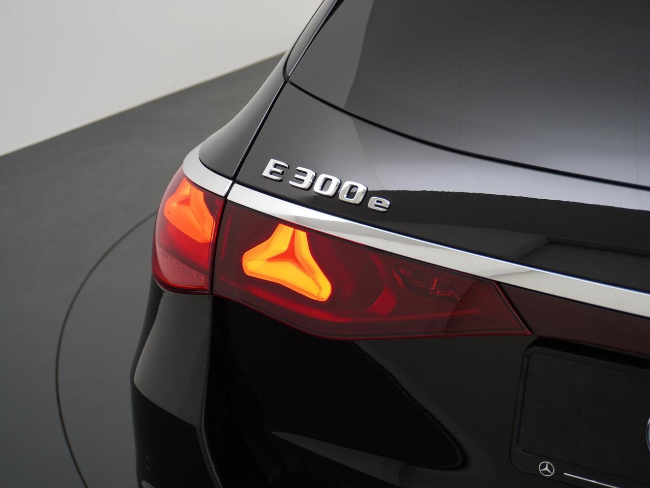 Mercedes-Benz E-estate 300 e Exclusive Line | Superscreen | Multicontourstoelen Voorin | Luchtvering | Panorama - Schuifdak | Trekhaak Wegklapbaar | Head-Up Display | Burmester 4D Surround Sound