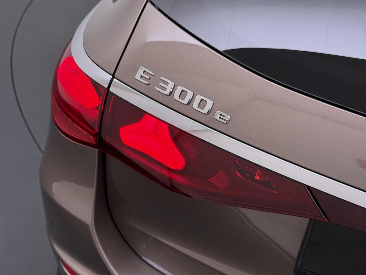 Mercedes-Benz E-estate 300 e Business Solution AMG | Night Pakket | Trekhaak | Panoramadak | 360° Camera | Augmented Reality voor Navigatie | DISTRONIC Afstandsassistent | Dodehoekassistent | Verkeersbordassistent | DIGITAL LIGHT | Elektrisch Verstelbare Stoelen + Memory | Stoe