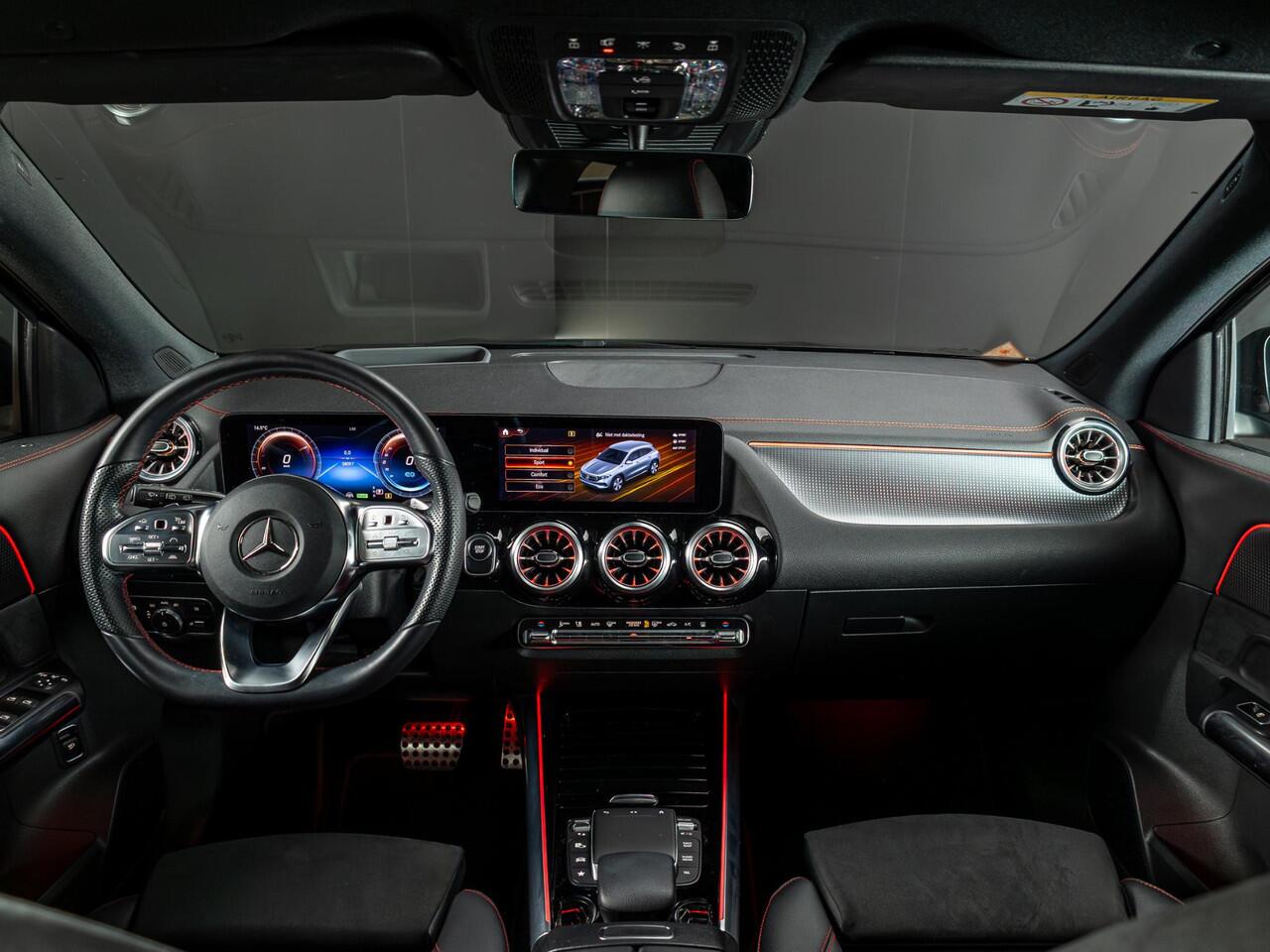 Mercedes-Benz EQA 300 4MATIC Business Solution AMG 67 kWh Panorama dak | Trekhaak