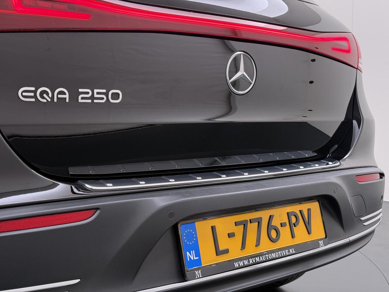 Mercedes-Benz EQA 250 Business Solution Luxury 67 kWh VAN ¤ 29.900 ,- VOOR ¤ 26.330,- UW LENTEVOORDEEL ¤ 3.570,-! | SOH 96% | Ambilight | Elektr. achterklep | Stoelverwarming | Camera | Origineel Nederlandse auto | NAP | 12 mnd BOVAG garantie