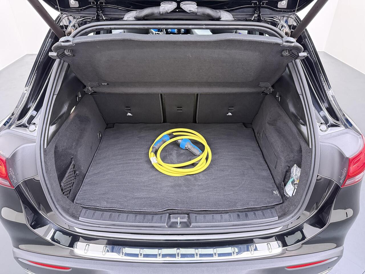 Mercedes-Benz EQA 250 Business Solution Luxury 67 kWh VAN ¤ 29.900 ,- VOOR ¤ 26.330,- UW LENTEVOORDEEL ¤ 3.570,-! | SOH 96% | Ambilight | Elektr. achterklep | Stoelverwarming | Camera | Origineel Nederlandse auto | NAP | 12 mnd BOVAG garantie