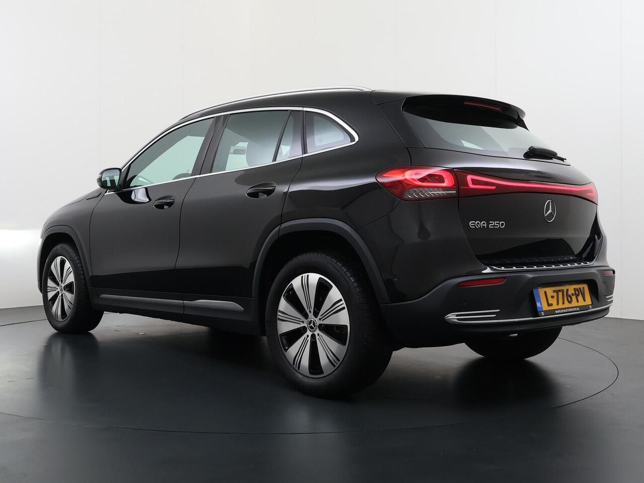 Mercedes-Benz EQA 250 Business Solution Luxury 67 kWh VAN ¤ 29.900 ,- VOOR ¤ 26.330,- UW LENTEVOORDEEL ¤ 3.570,-! | SOH 96% | Ambilight | Elektr. achterklep | Stoelverwarming | Camera | Origineel Nederlandse auto | NAP | 12 mnd BOVAG garantie