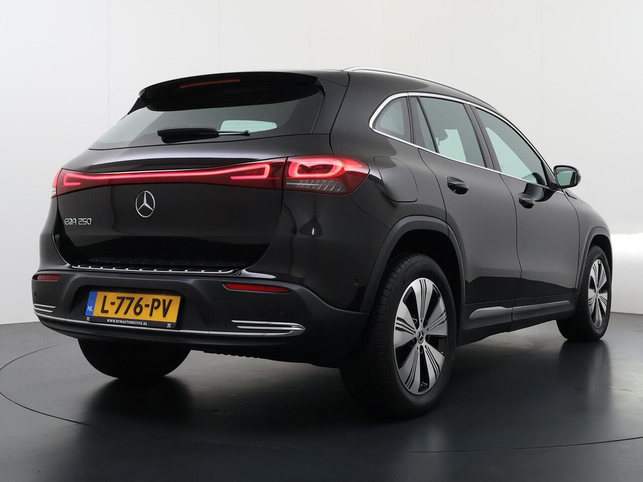 Mercedes-Benz EQA 250 Business Solution Luxury 67 kWh VAN ¤ 29.900 ,- VOOR ¤ 26.330,- UW LENTEVOORDEEL ¤ 3.570,-! | SOH 96% | Ambilight | Elektr. achterklep | Stoelverwarming | Camera | Origineel Nederlandse auto | NAP | 12 mnd BOVAG garantie