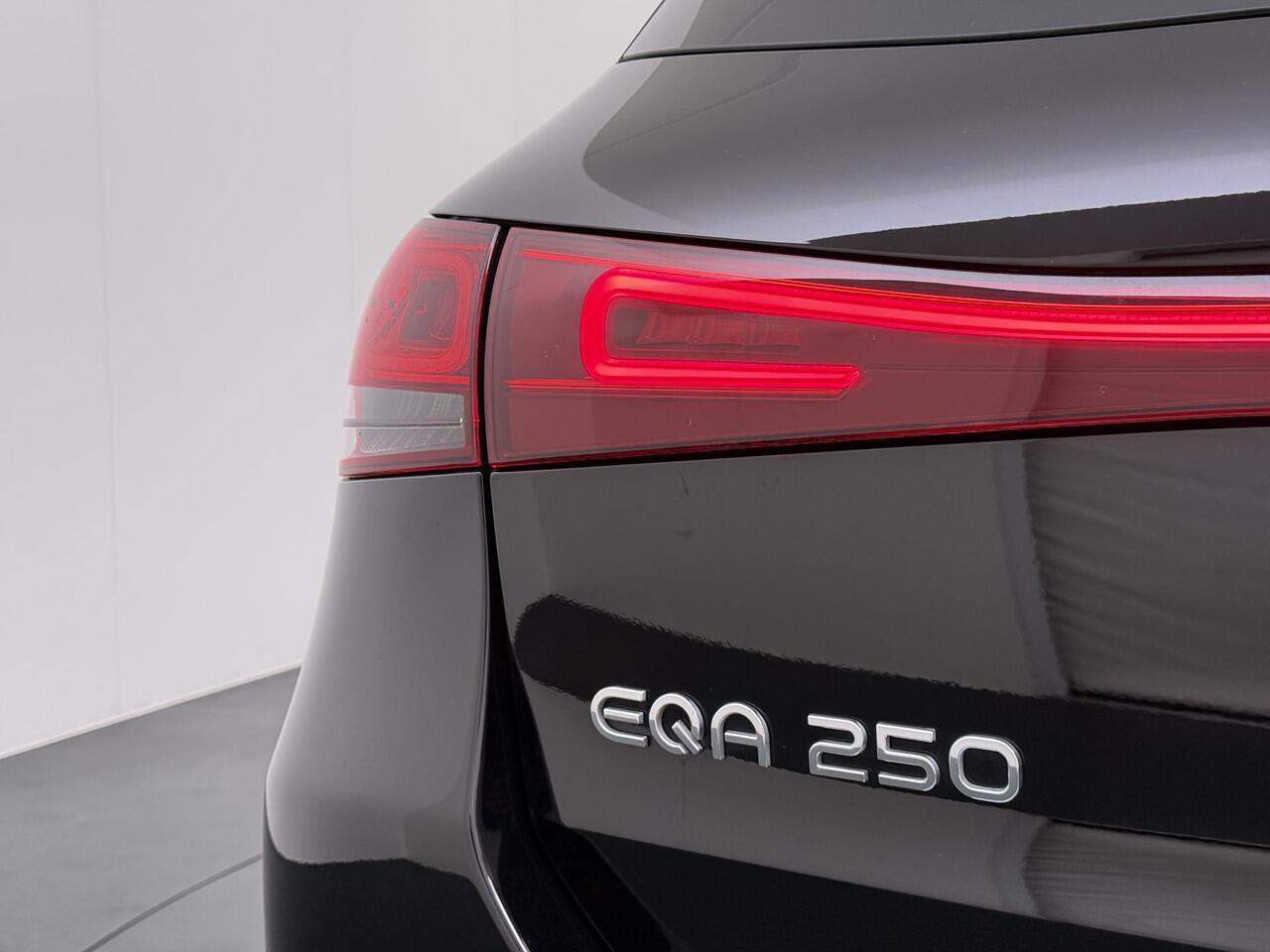 Mercedes-Benz EQA 250 Business Solution Luxury 67 kWh VAN ¤ 29.900 ,- VOOR ¤ 26.330,- UW LENTEVOORDEEL ¤ 3.570,-! | SOH 96% | Ambilight | Elektr. achterklep | Stoelverwarming | Camera | Origineel Nederlandse auto | NAP | 12 mnd BOVAG garantie