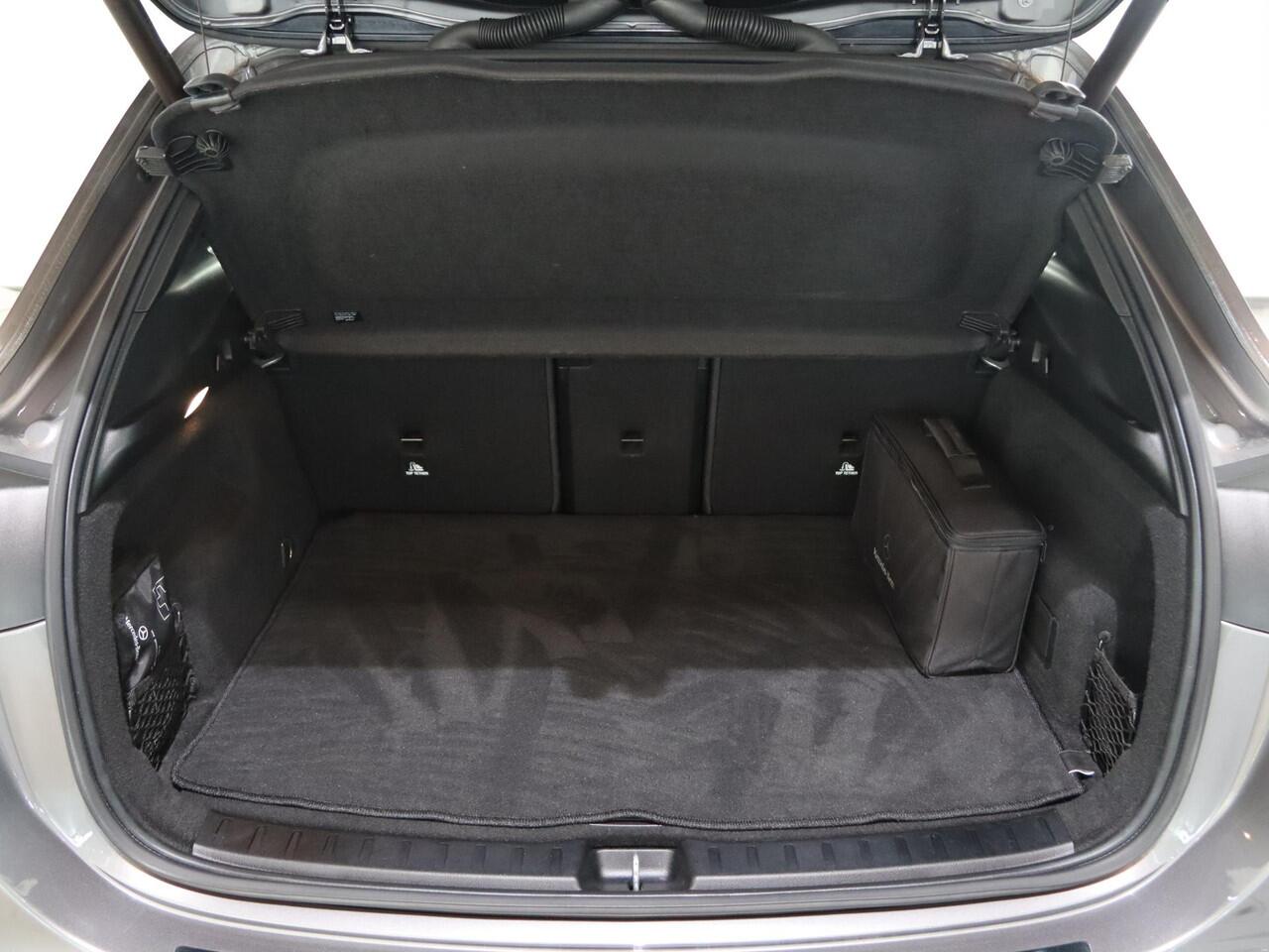 Mercedes-Benz EQA 250 67 kWh | Panoramadak | Stoelverwarming | Getint glas |