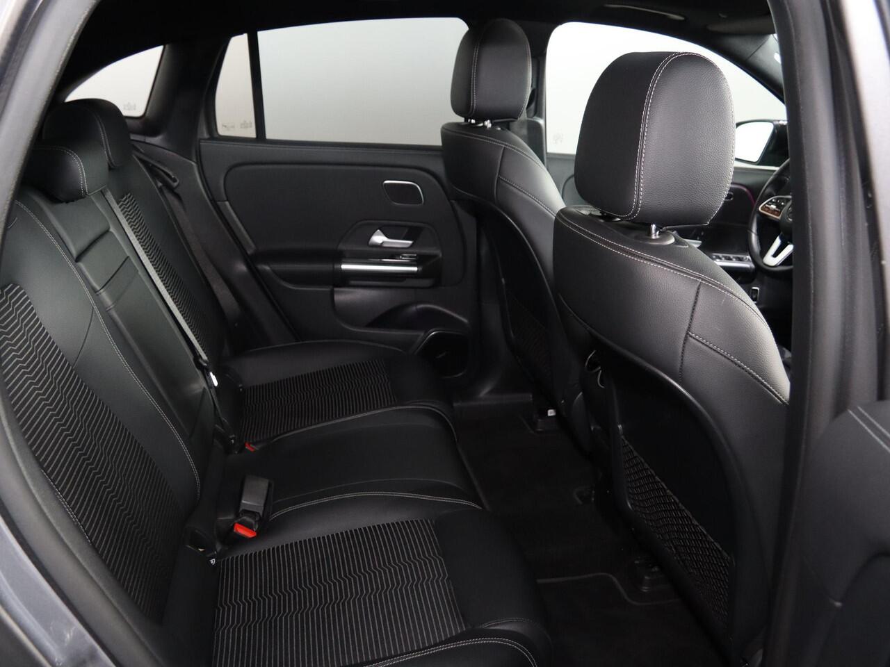 Mercedes-Benz EQA 250 67 kWh | Panoramadak | Stoelverwarming | Getint glas |