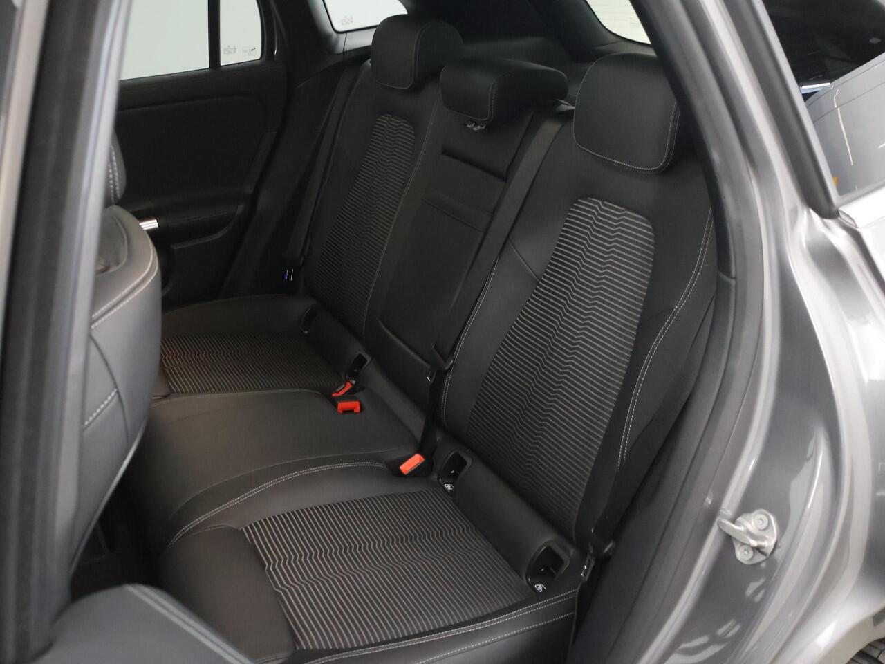 Mercedes-Benz EQA 250 Luxury Line 67 kWh | Panoramadak | Sfeerverlichting | Elektrische achterklep | Achteruitrijcamera |