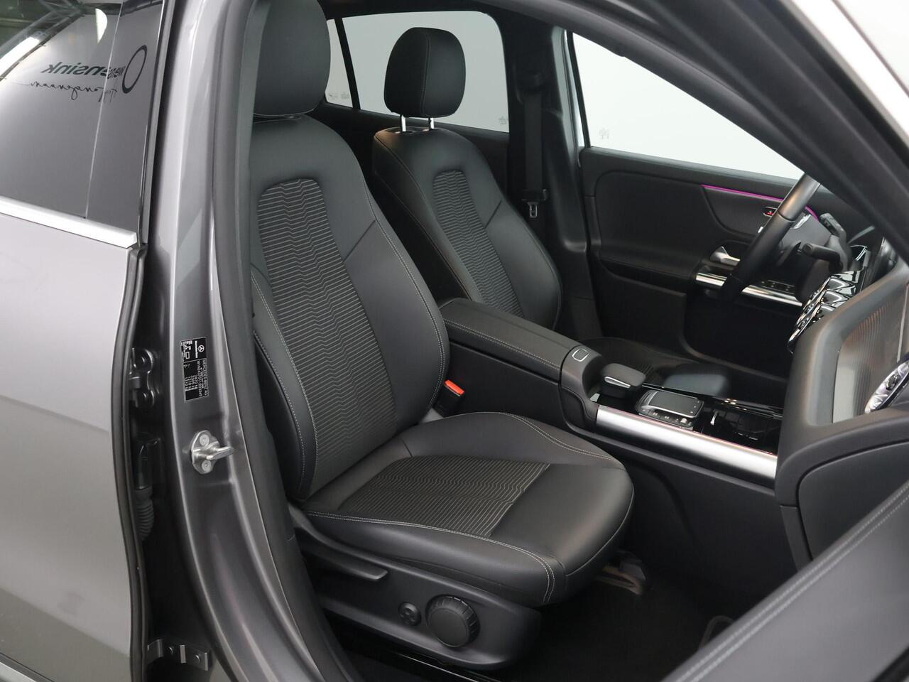 Mercedes-Benz EQA 250 Luxury Line 67 kWh | Panoramadak | Sfeerverlichting | Elektrische achterklep | Achteruitrijcamera |