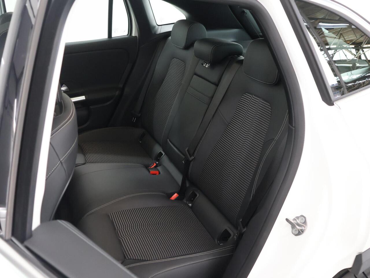 Mercedes-Benz EQA 250 Business Solution Luxury 67 kWh Head Up | Originele trekhaak | Memory pack | Panorama | 360* Camera