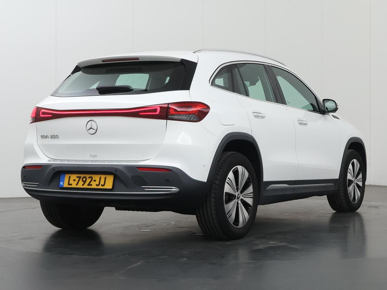 Mercedes-Benz EQA 250 Business Solution Luxury 67 kWh Head Up | Originele trekhaak | Memory pack | Panorama | 360* Camera