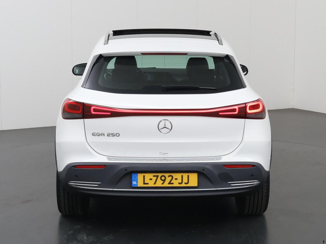 Mercedes-Benz EQA 250 Business Solution Luxury 67 kWh Head Up | Originele trekhaak | Memory pack | Panorama | 360* Camera