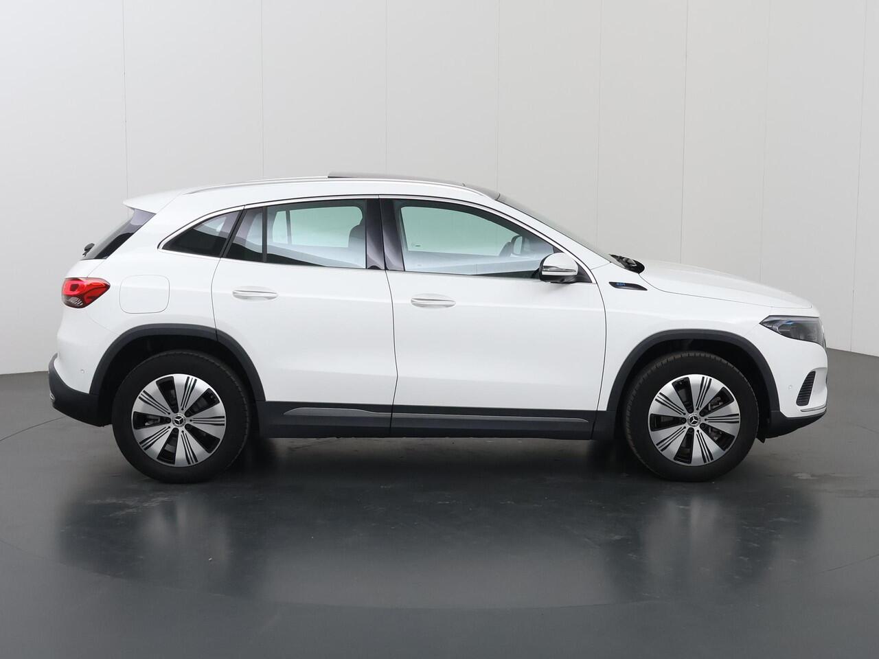 Mercedes-Benz EQA 250 Business Solution Luxury 67 kWh Head Up | Originele trekhaak | Memory pack | Panorama | 360* Camera