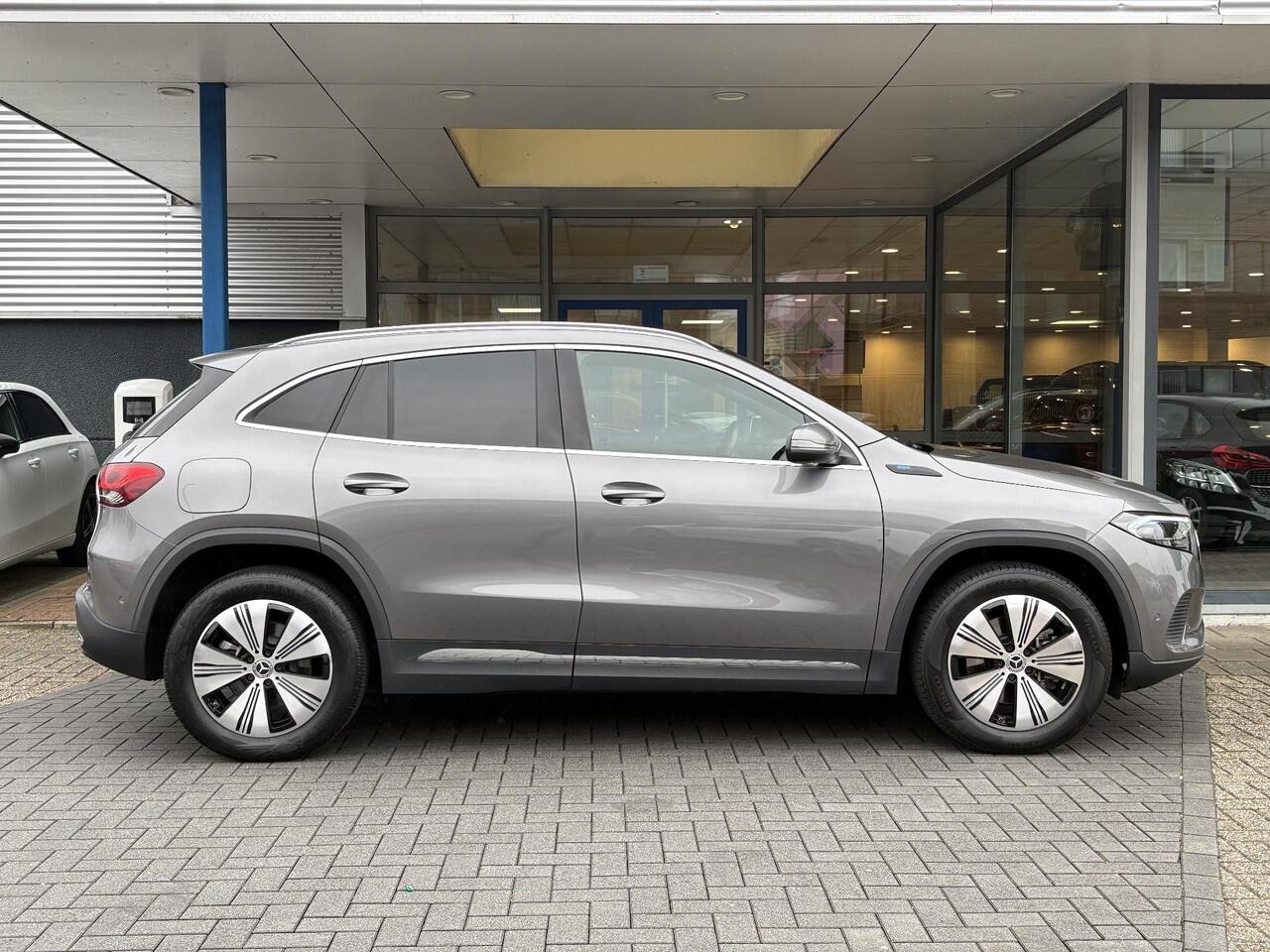 Mercedes-Benz EQA 250 Business Solution Luxury 67 kWh | 95% SOH | Wegklapbare Trekhaak | Panoramadak | Stoelverwarming | Elek. Kofferklep |