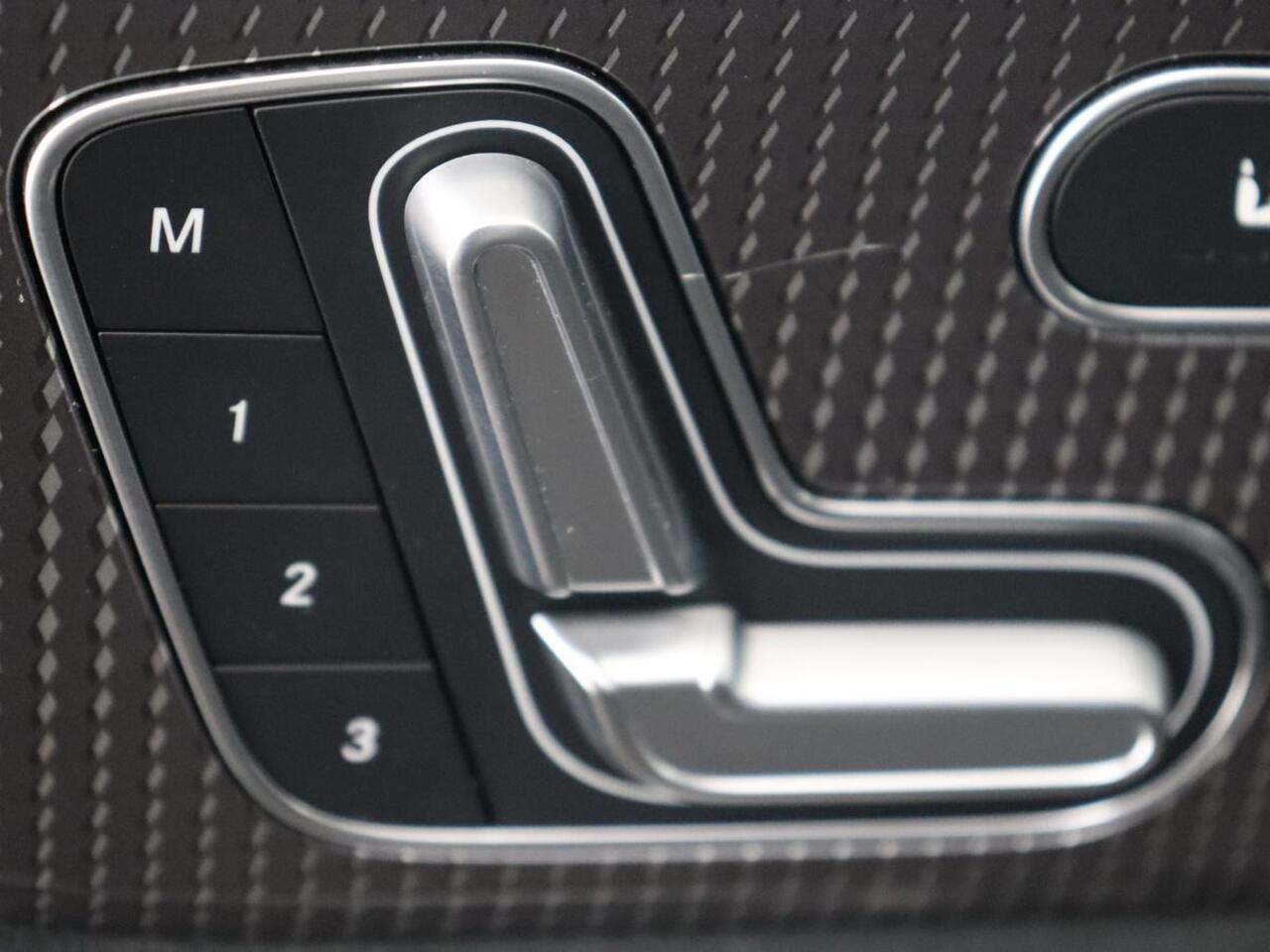 Mercedes-Benz EQA 250 AMG 67kWh | Trekhaak | Carplay | Head-Up | Stoelverwarming | Memory | Keyless | Navigatie | Leder/Alcantara | Sfeerverlichting | Widescreen | Full LED | Park Assist